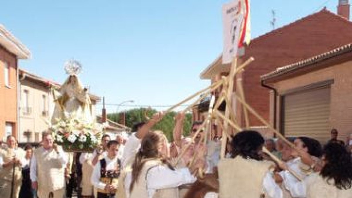 Los pastores entrelazan sus cayados en uno de los bailes ante la Virgen del Rosario.