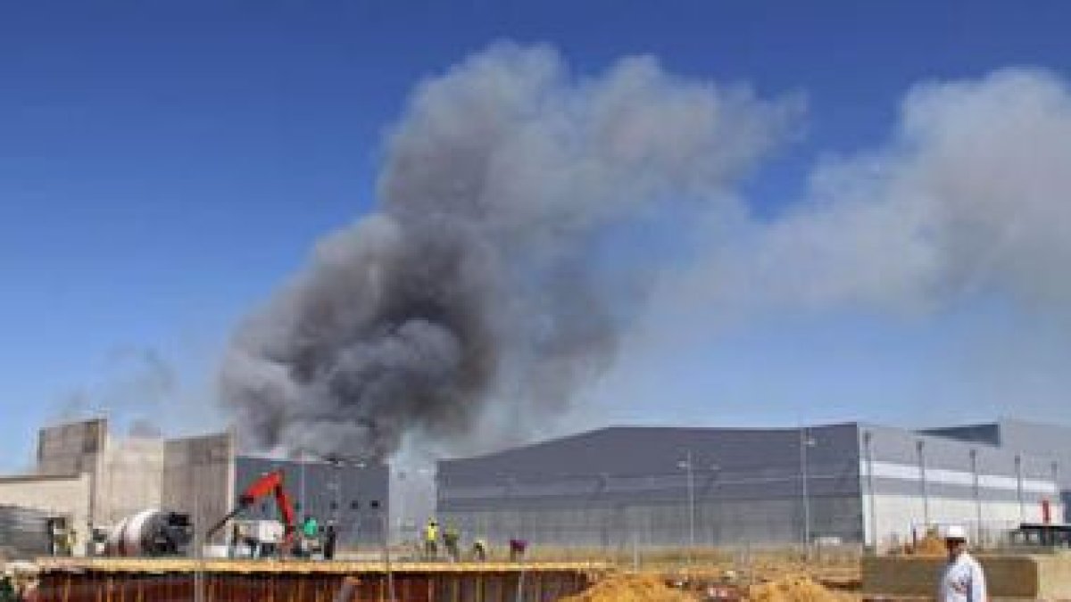 El incendio declarado en Villadangos del Páramo era visible desde el polígono.