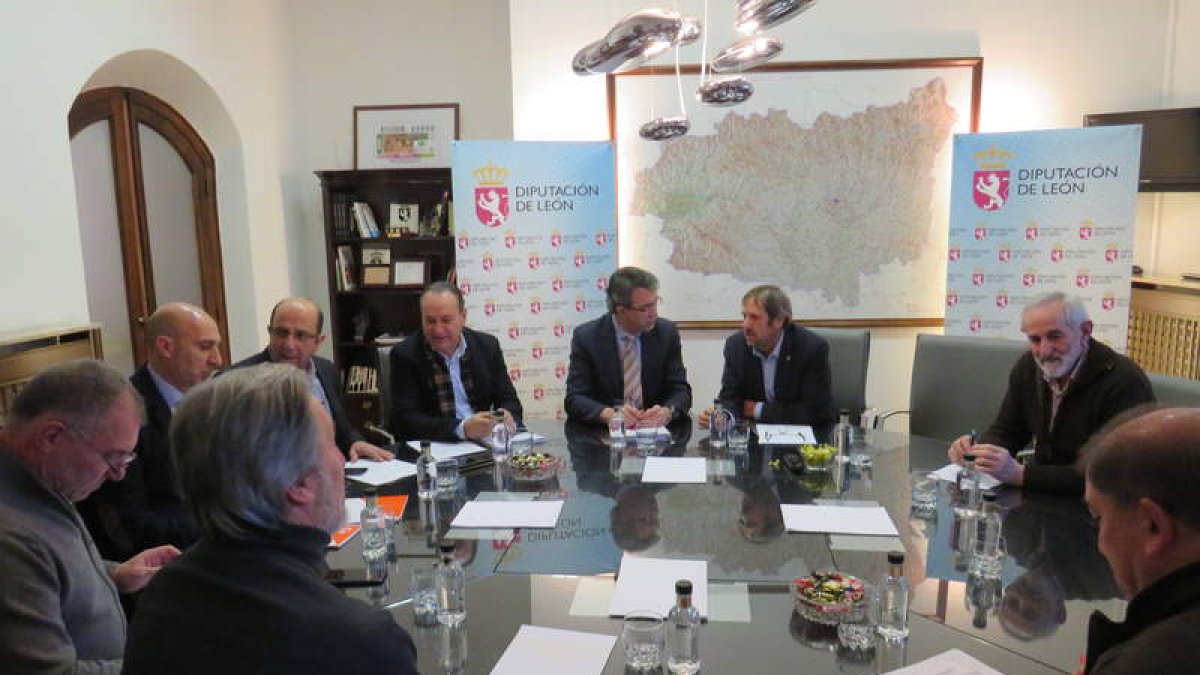 El presidente de la Diputación presentó ayer a la oposición las bases y la inversión del Plan Municipal de Cooperación. El día 14 llegarán al Pleno para su aprobación. DL