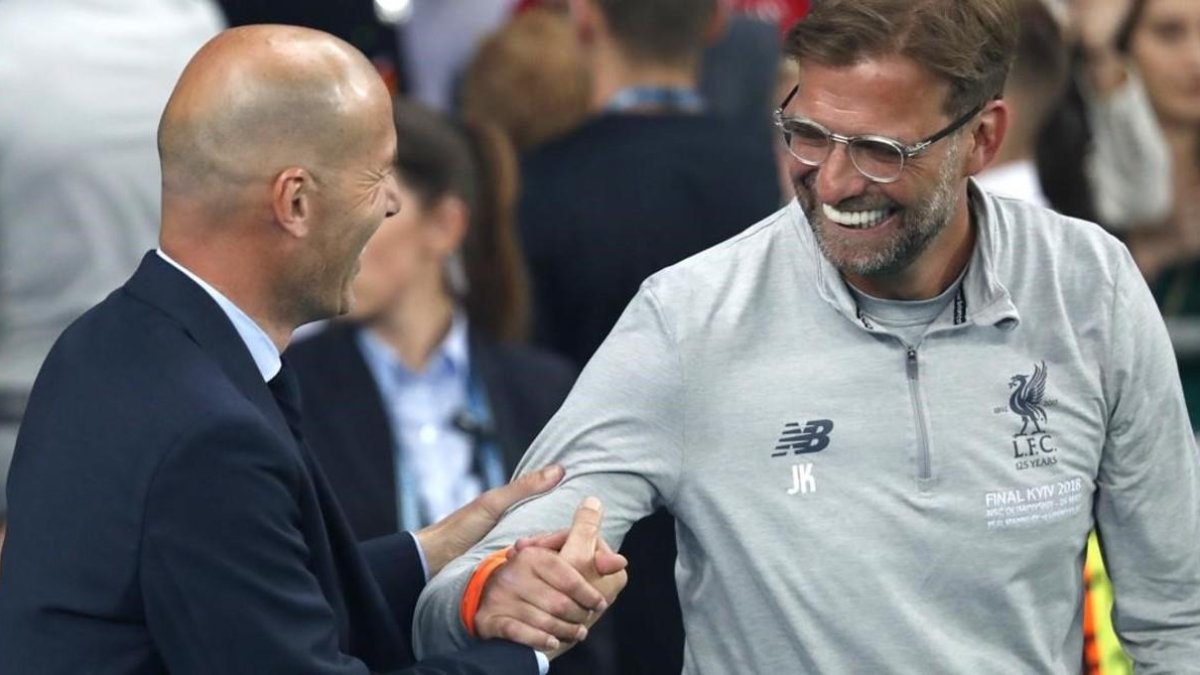 Zinedine Zidane y Jurgen Klopp se desean suerte antes de la final de la Champions. /