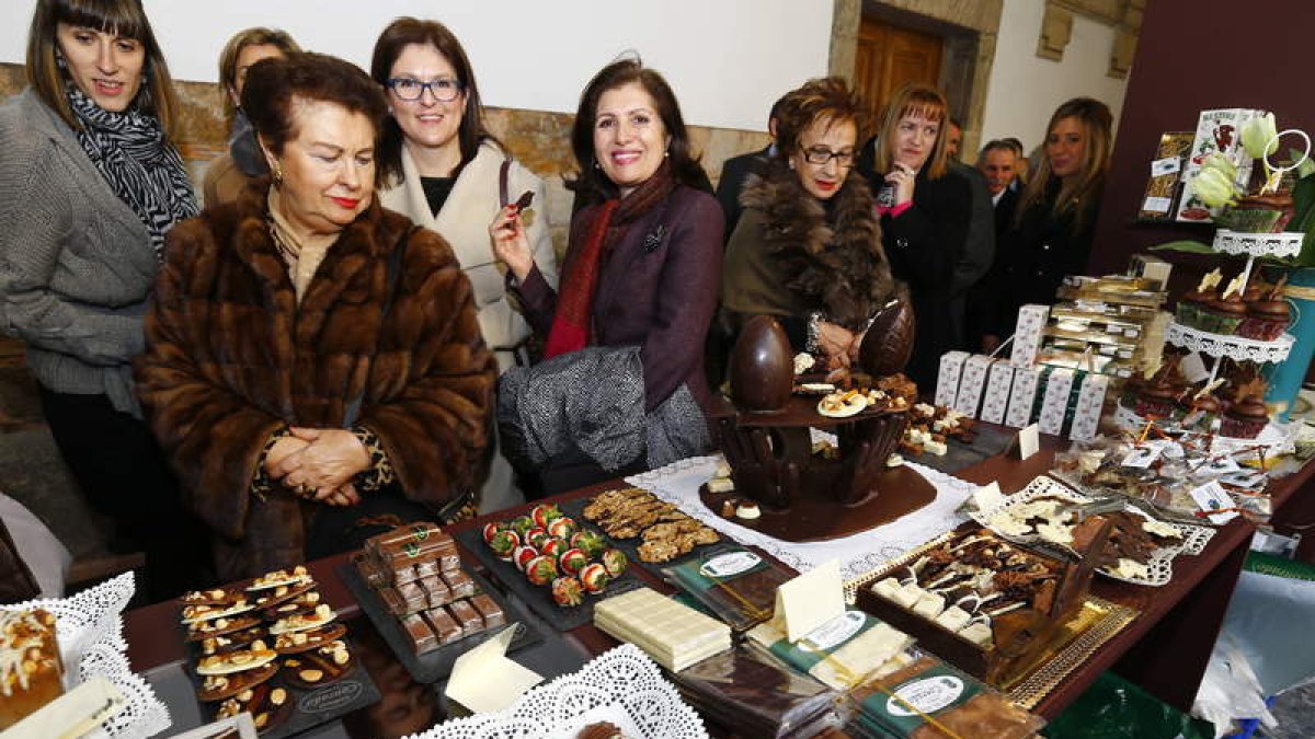 El Salón Internacional del Chocolate de Astorga reúne las últimas técnicas y productos del chocolate con la forma y los sabores tradicionales.