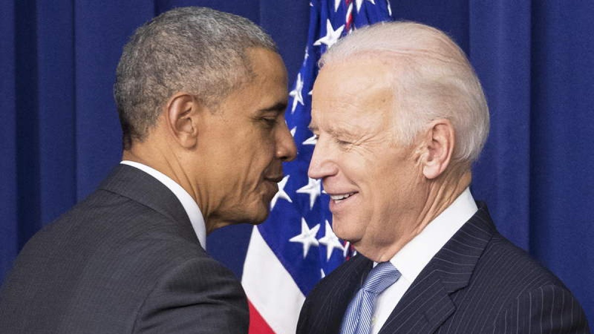 Joe Biden junto a Barak Obama en un acto de las primarias. MICHAEL REYNOLDS