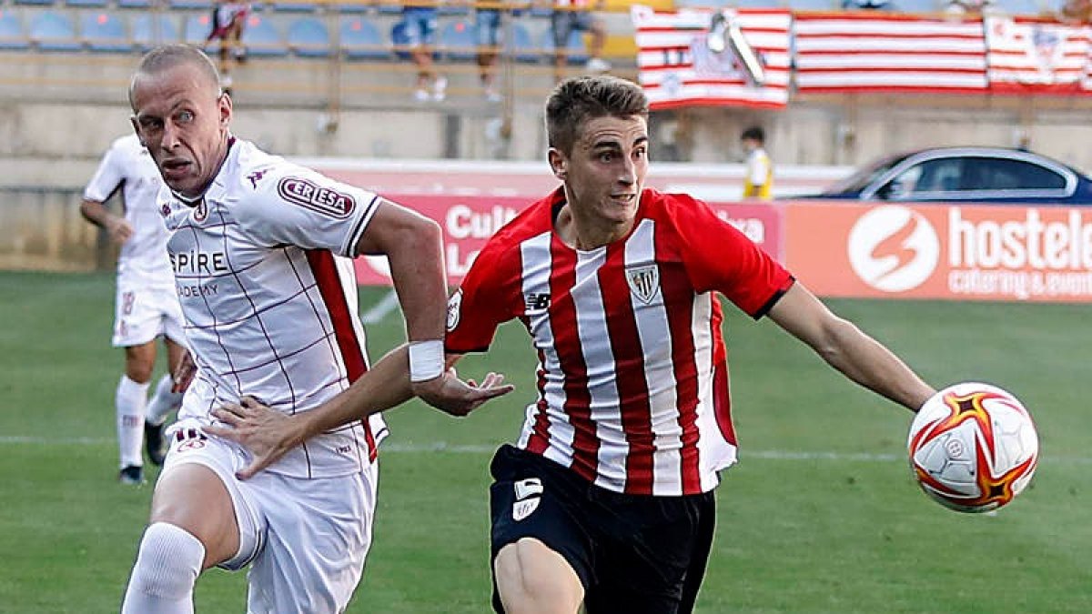 El delantero de la Cultural Obolskii pelea por un balón en el partido de la primera vuelta. MARCIANO PÉREZ