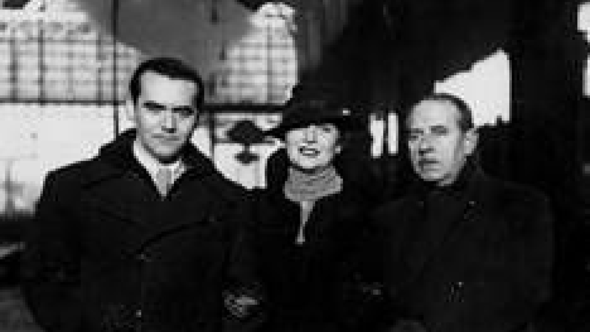 Lorca junto a Eduardo Marquina y Lola Membrives