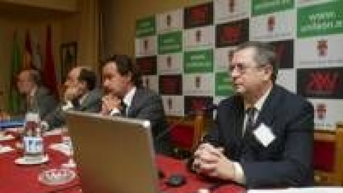 Felipe Romera, en primer plano, durante su intervención en las jornadas sobre gerencia universitaria