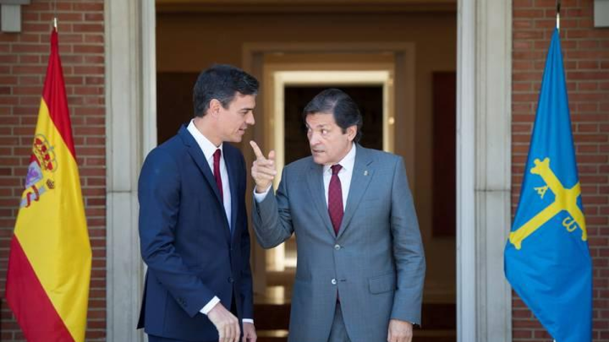 El presidente asturiano, Javier Fernández, junto a Pedro Sánchez, ayer en La Moncloa