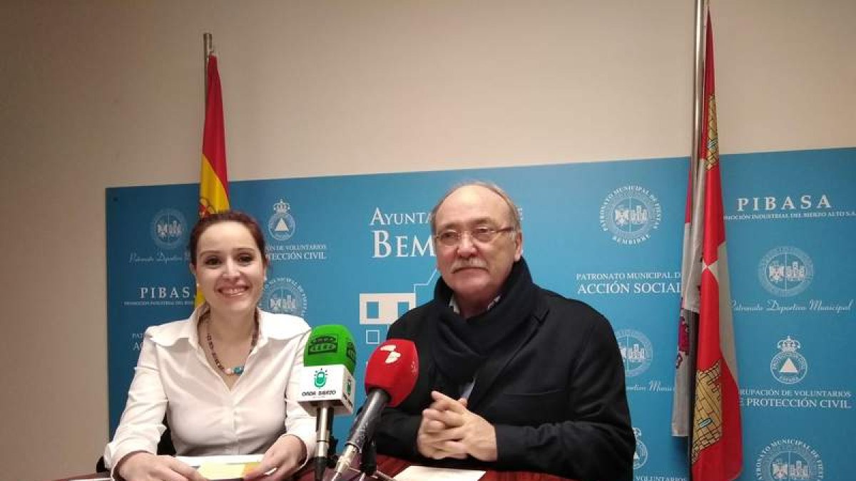 La concejala de Cultura de Bembibre, Laura Alonso, y el alcalde, José Manuel Otero, ayer. CEBRONES
