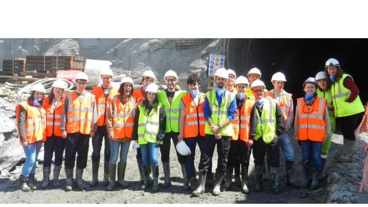 Los alumnos del grado de Ingeniería Minera durante su visita a las obras del túnel en Orense.