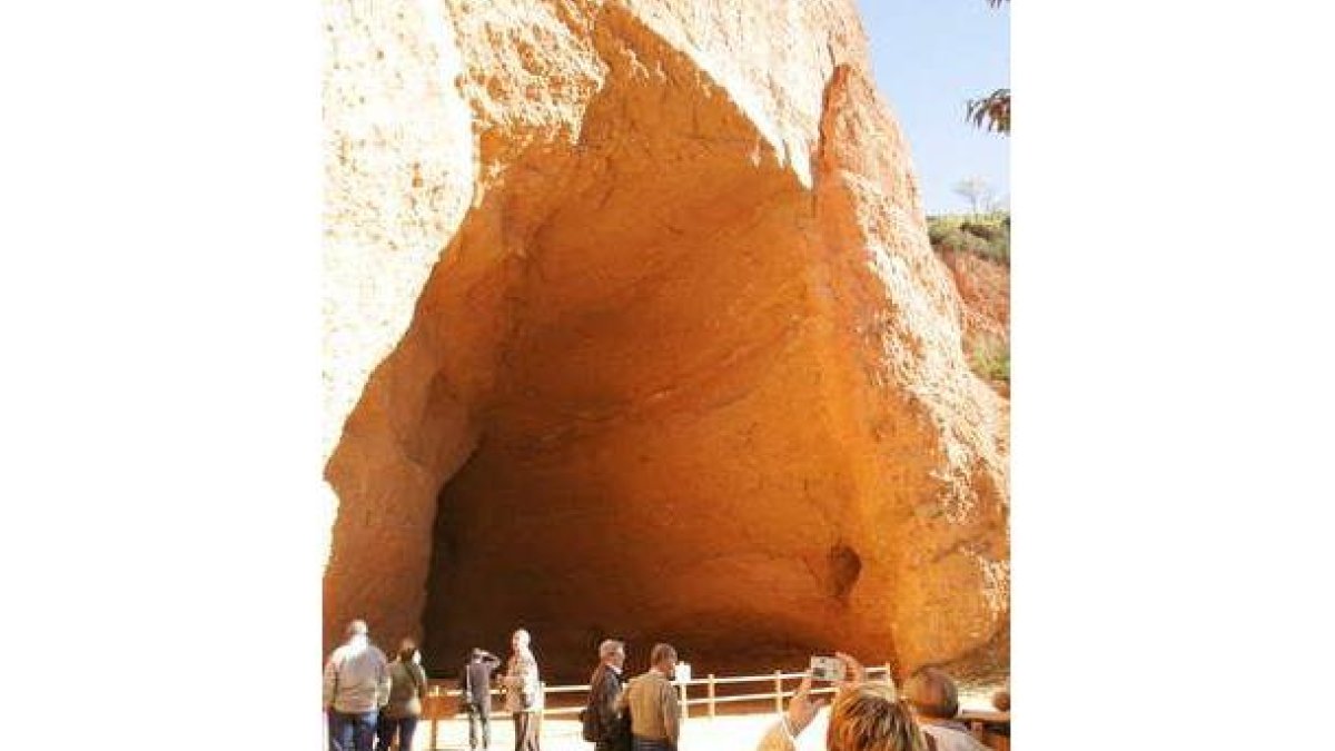 La cuevona es un punto de confluencia para los turistas.