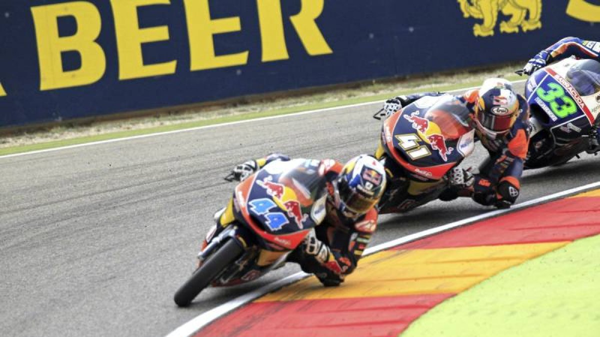 El piloto portugués Miguel Oliveira (i) (Red Bull TM Ajo) durante el Gran Premio de Aragón de Moto3 disputado hoy en el circuito turolense de Motorland.