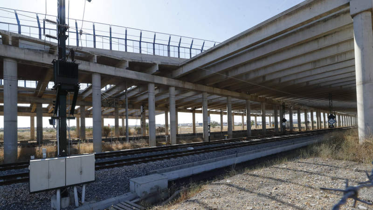 Estructura ferroviaria para salvar la vía de alta velocidad en Torneros.