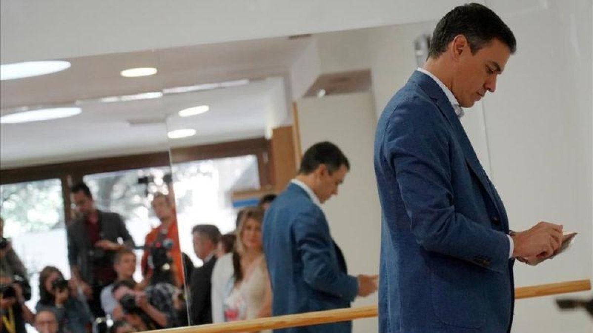 Pedro Sánchez acude a votar en Madrid.