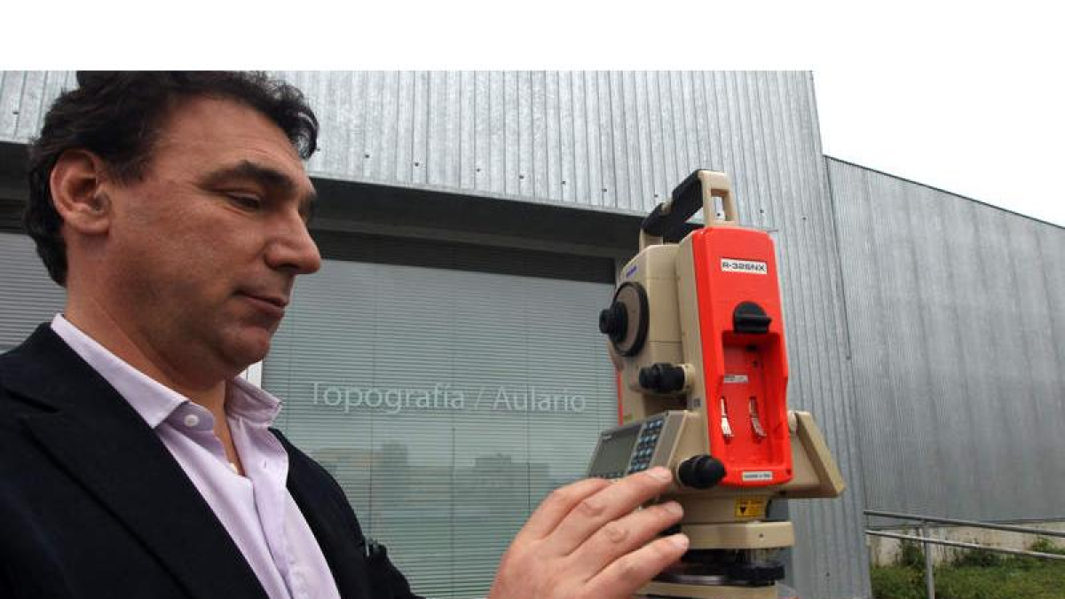 Un profesor de Topografía, ayer probando el material en el Campus del Bierzo.
