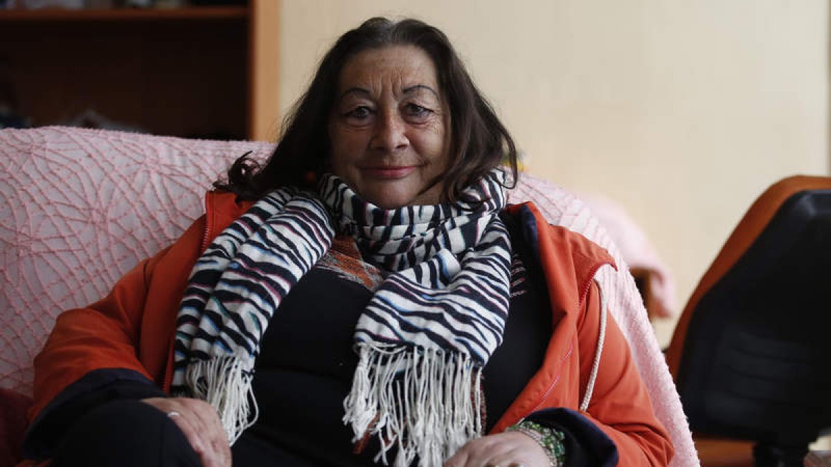 Usuarios de la casa hogar se hacen la comida. FERNANDO OTERO