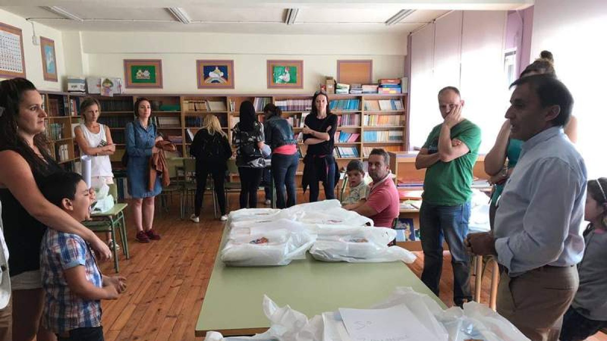 Un momento de la entrega de los libros a los alumnos. PLANILLO