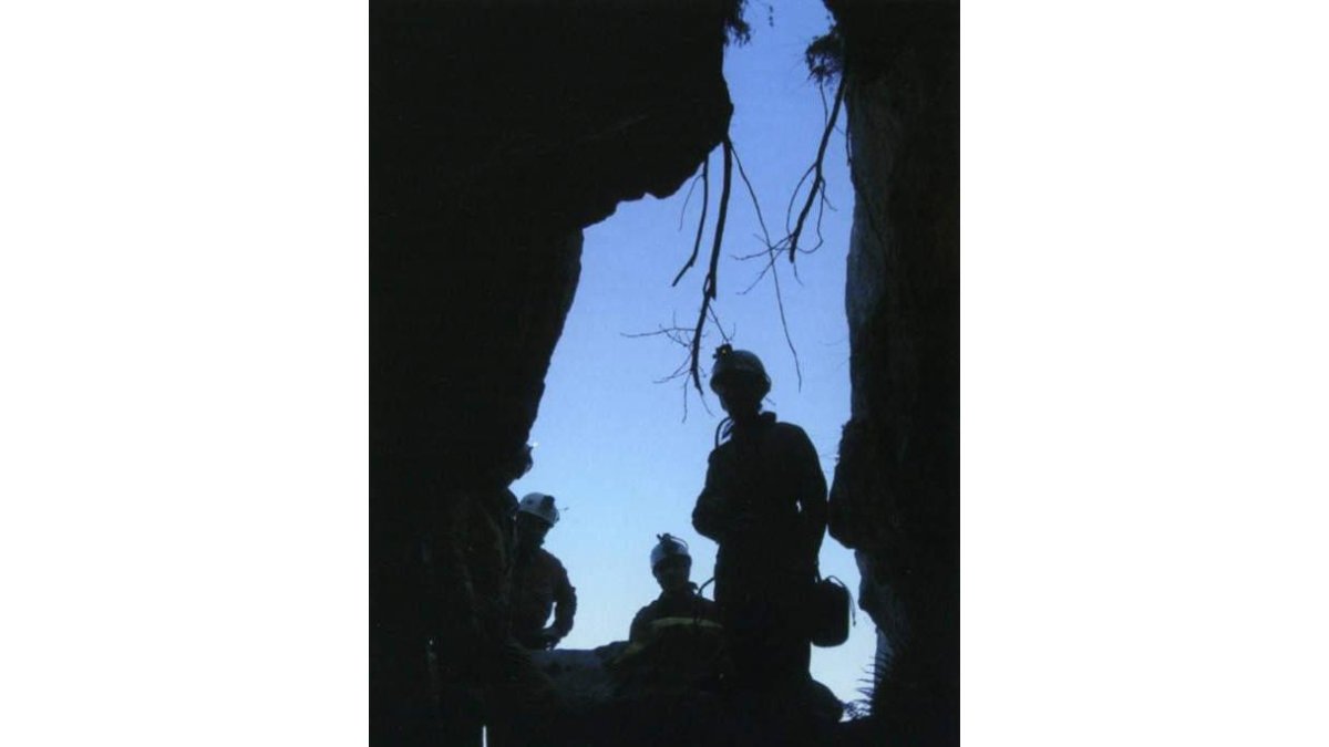 Los descubridores de los hombres del Mesolítico a la entrada de la cueva.