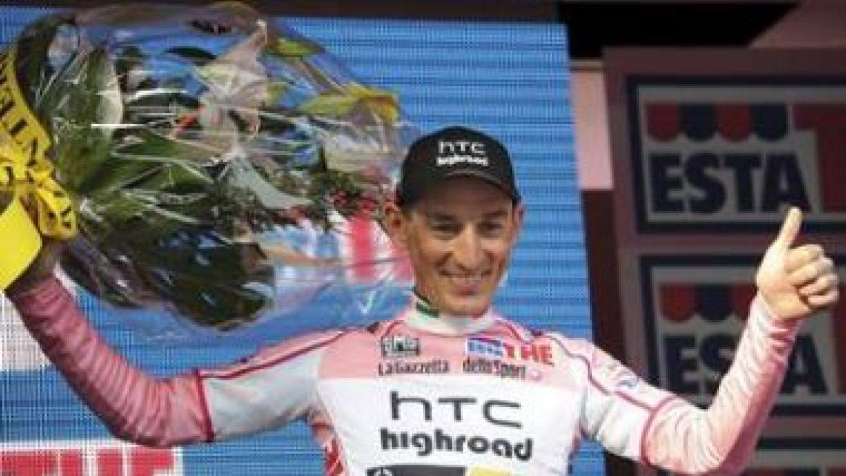 Marco Pinotti lo celebra en el podio tras conseguir la primera maglia rosa del Giro 2011.