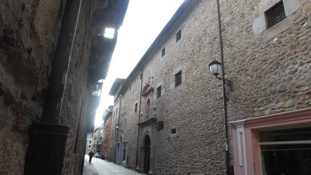 El convento de clausura de las Madres Concepcionistas, en la emblemática calle del Reloj de Ponferrada.