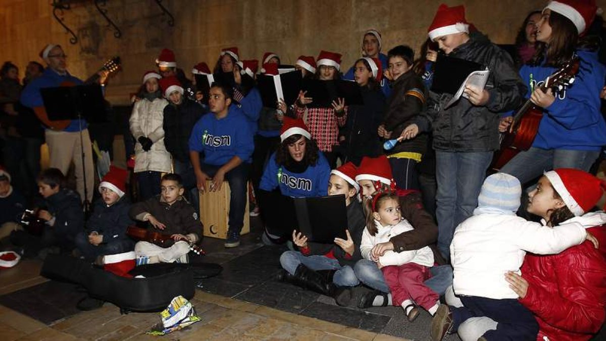 Las calles de León se llenaron anoche de villancicos y notas navideñas.