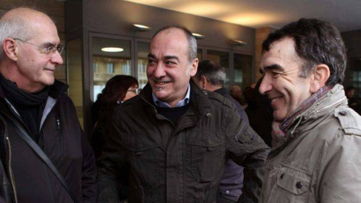 El diputado general de Guipúzcoa, Martin Garitano (centro), conversa con uno de los fundadores de ETA, Eugenio Etxebeste 