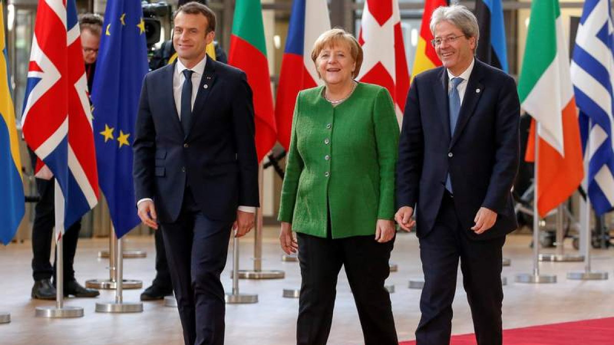 El presidente galo, Emmanuel Macron; Angela Merkel, y el primer ministro italiano, Gentiloni. WARNAND