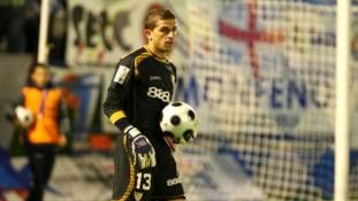 El portero sevillista, poco antes de sacar una pelota de su área