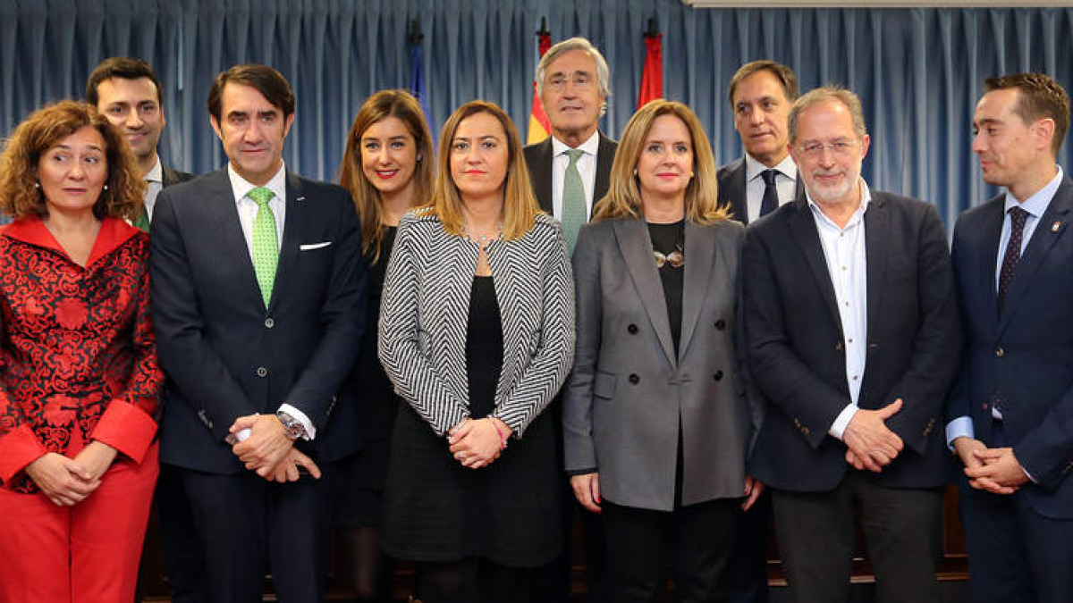 Foto de familia de las autoridades presentes en la firma, entre ellas la alcaldesa de Ponferrada. R. CACHO