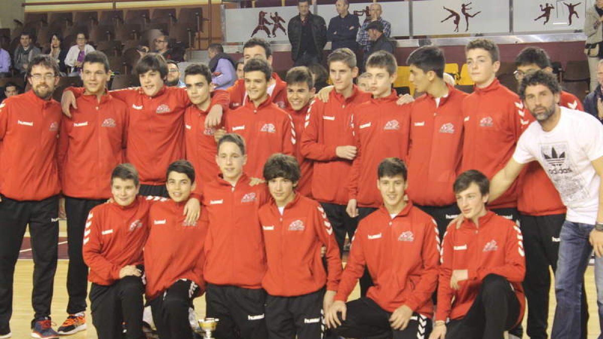 El equipo cadete que entrena Juanín posa con el trofeo de campeón. DL