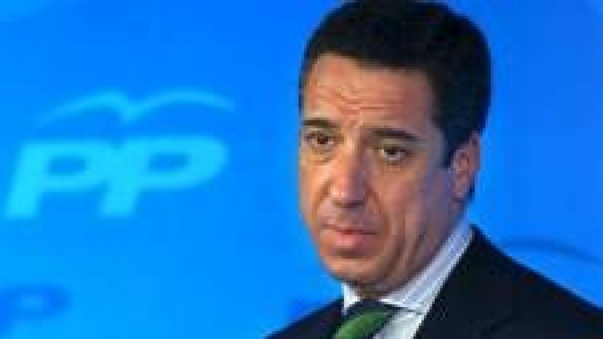 Zaplana, durante su rueda de prensa de ayer en Ferraz