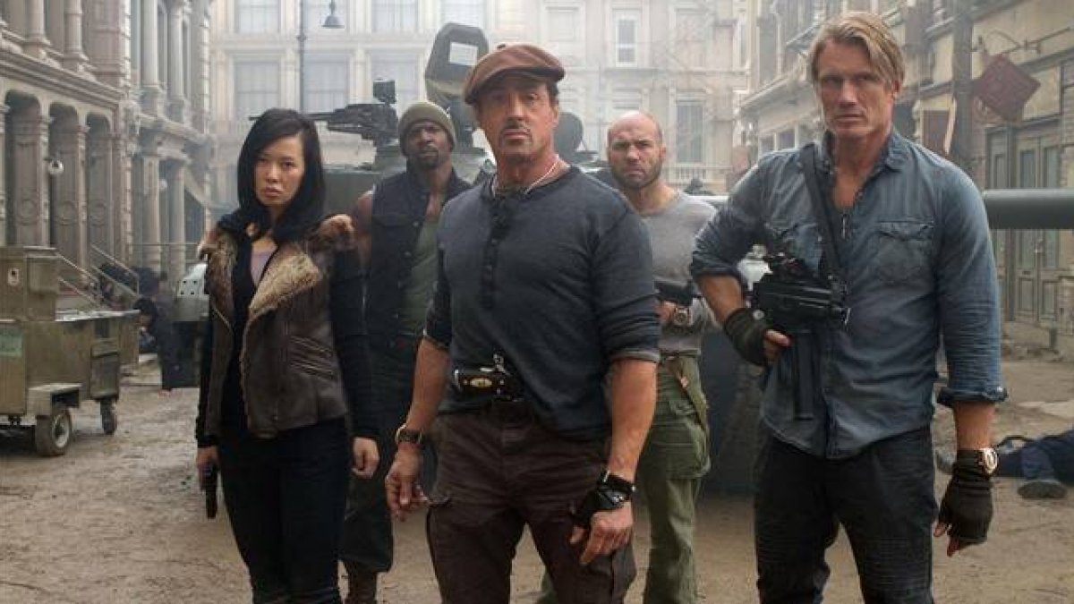 Sylvester Stallone (centro), en una escena de la película 'Los mercenarios' (2).