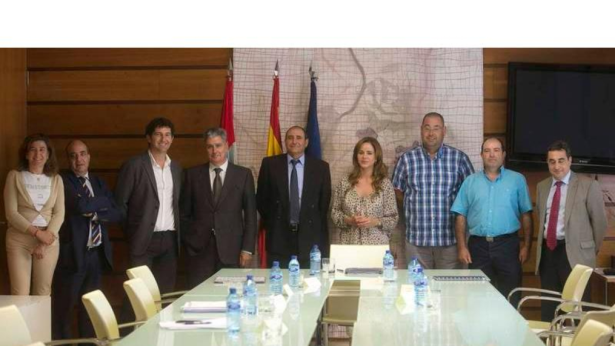 Foto de familia de la reunión mantenida ayer por la consejera Silvia Clemente con los representantes de los regantes.