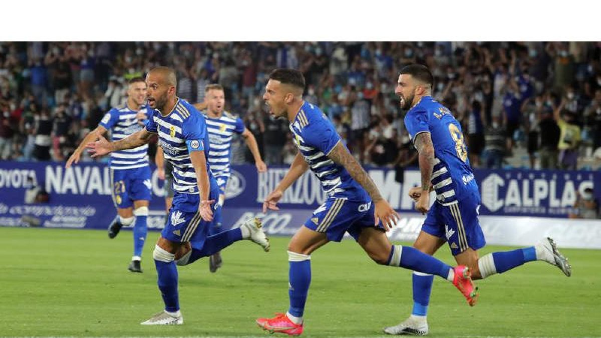 La Deportiva celebró el triunfo que le da el liderato como mínimo hasta esta tarde y que le dejará al término de la jornada en puesto de ascenso a Primera División. ANA F. BARREDO