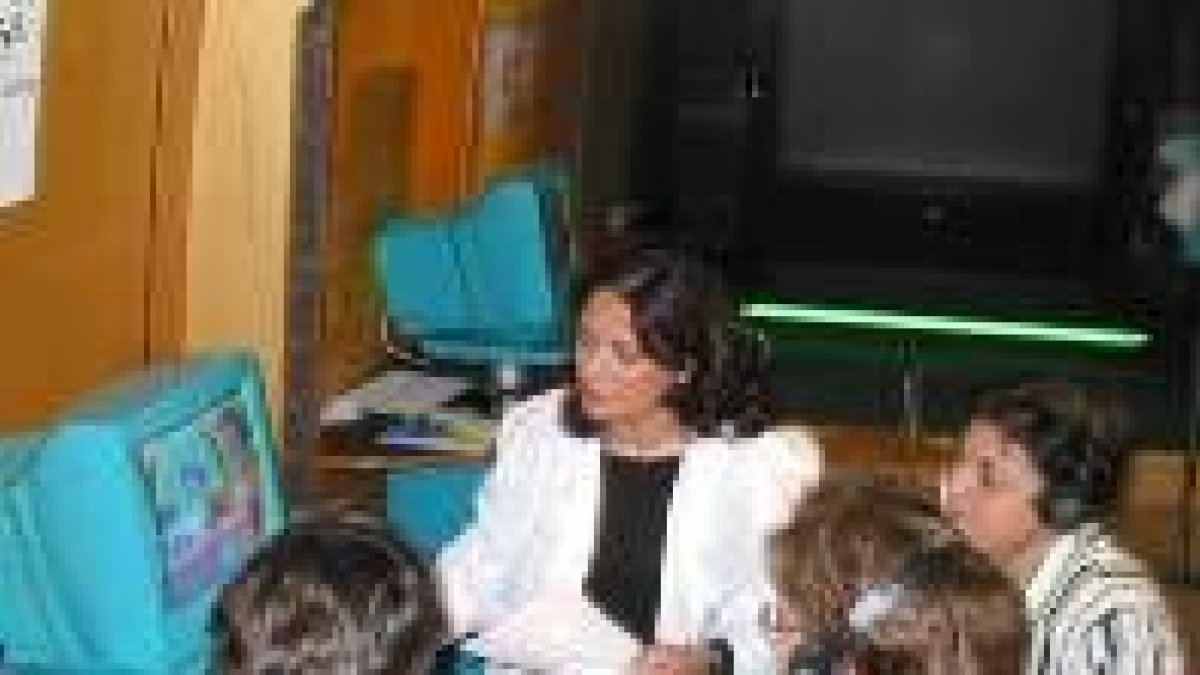 Teresa Aparicio, que viste bata blanca, trabaja con un grupo de bañezanas en el Autobús de la Vida