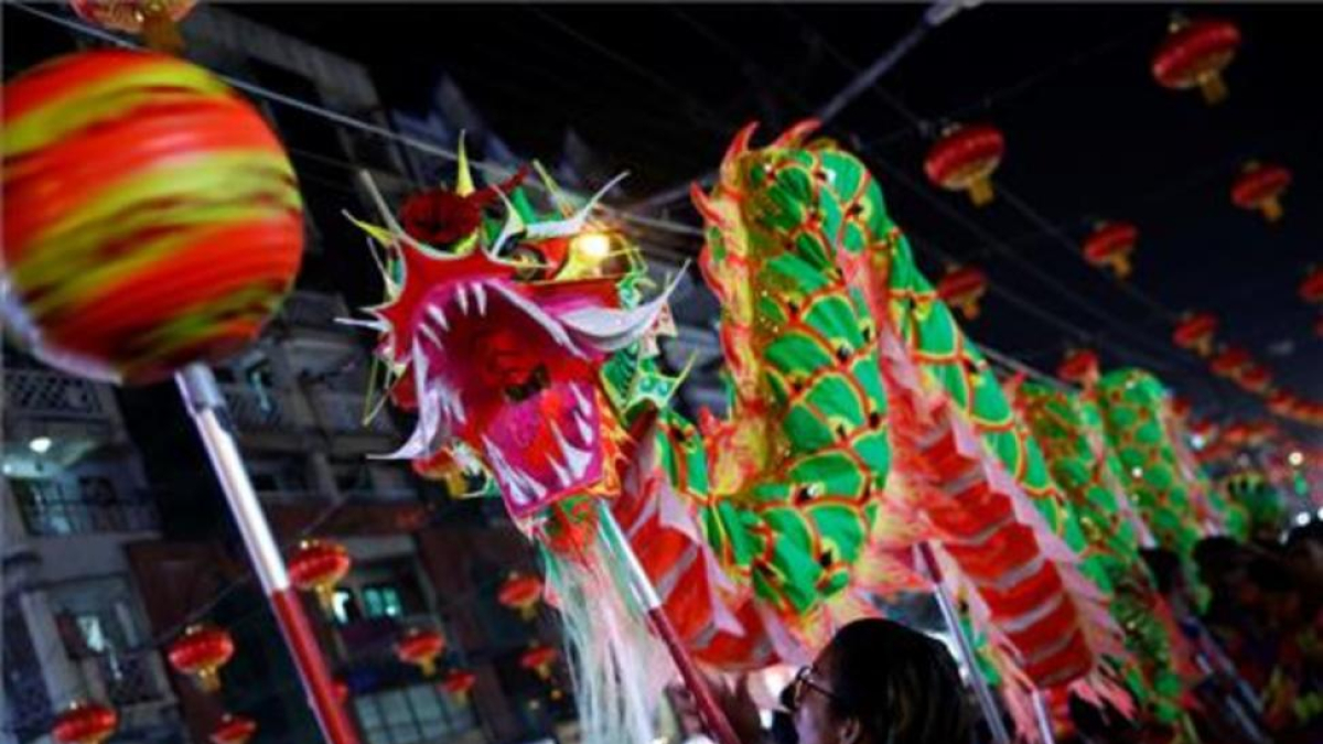 Un dragón desfila por las calles del barrio chino de Ragún durante las celebraciones de Año Nuevo