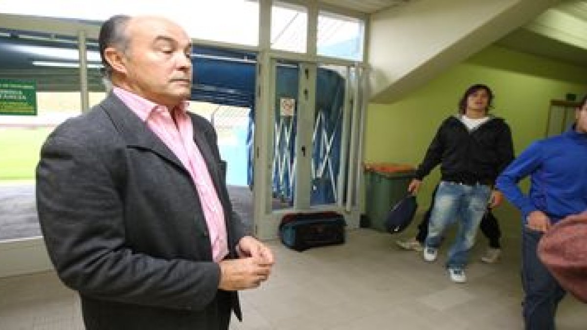 El director general de la Cultural, Santiago Vega (derecha), se desplazó hasta el Área