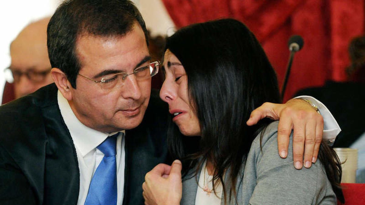 El abogado Fermín Guerrero consuela a Raquel Gago en la sala de la Audiencia Provincial de León tras conocer el fallo que la declaraba culpable del asesinato de Isabel Carrasco. RAMIRO