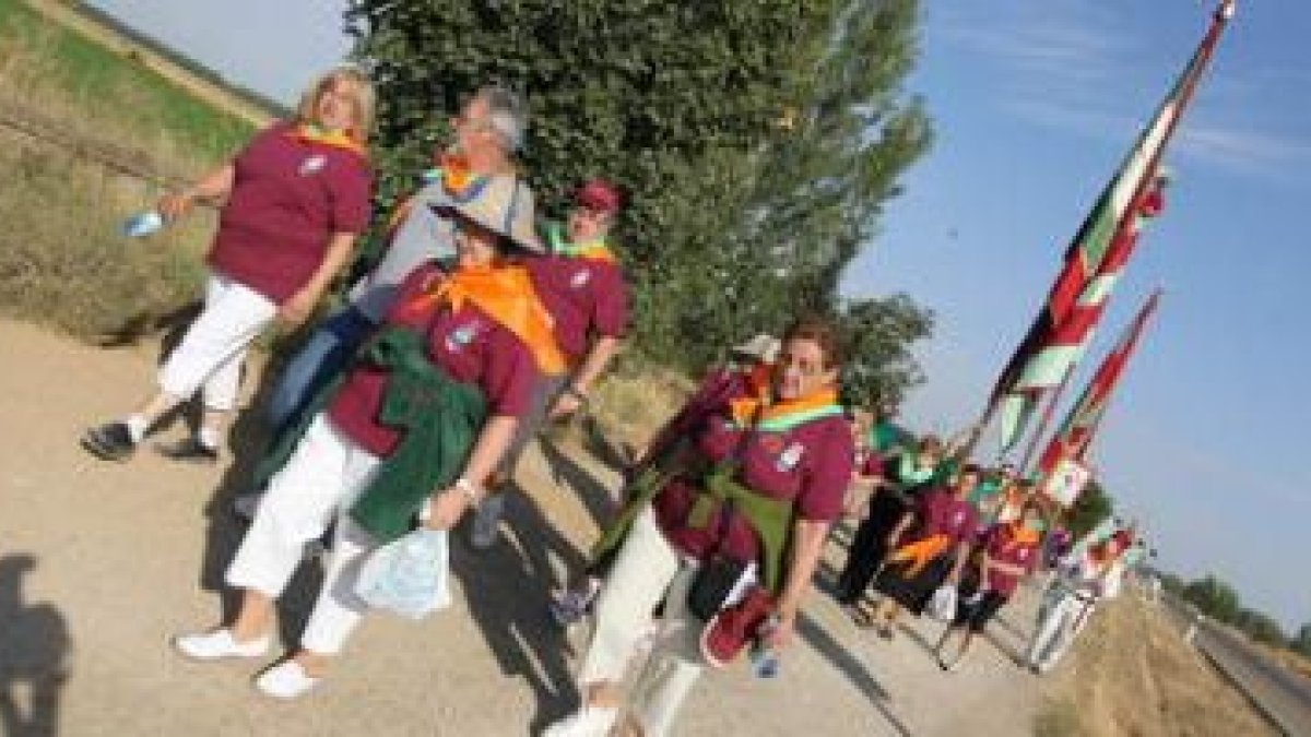 Como cada año, los devotos de la Virgen de Gracia peregrinan de León a Mansilla, para honrarla.