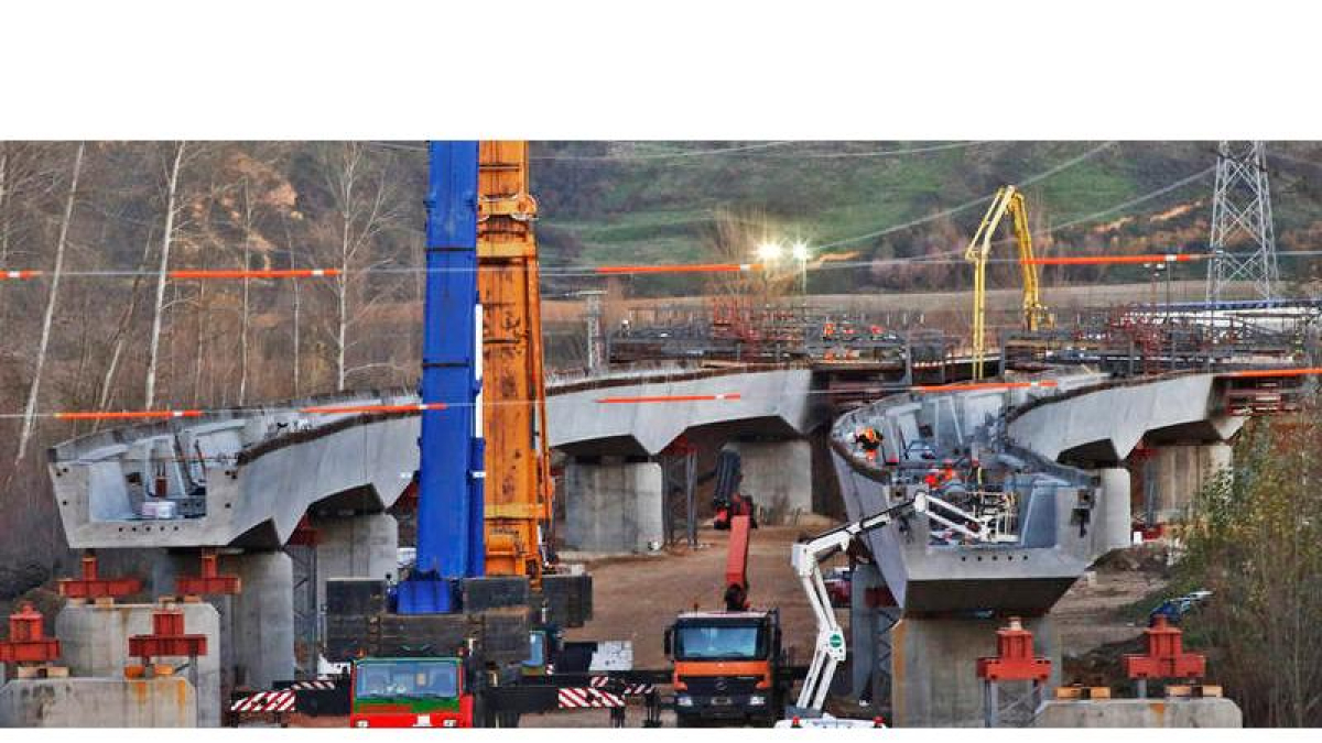 Obras de construcción del viaducto d la A-60 sobre el río Porma en el tramo entre Puente Villarente y Santas Martas. RAMIRO