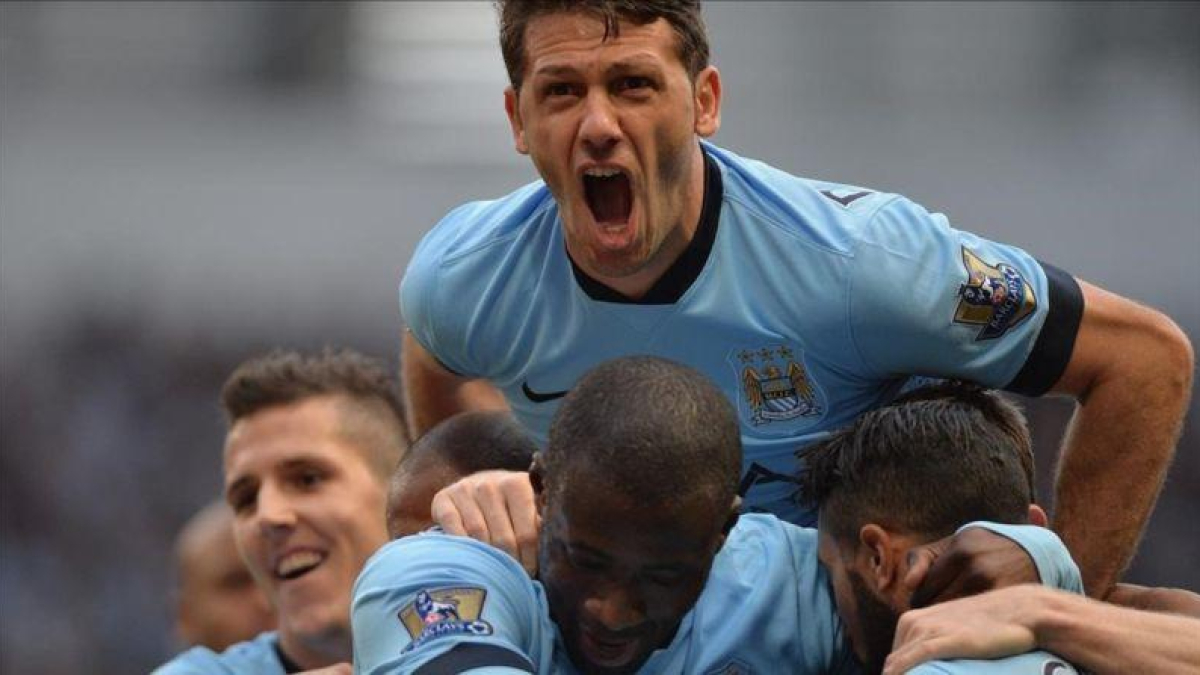 El central argentino Martín Demichelis celebra un gol con el Manchester City.