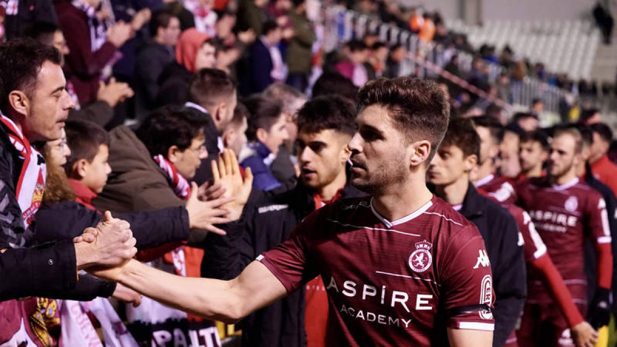 Los futbolistas de la Cultural agradecen a sus aficionados el respaldo en cada partido. MARCIANO PÉREZ