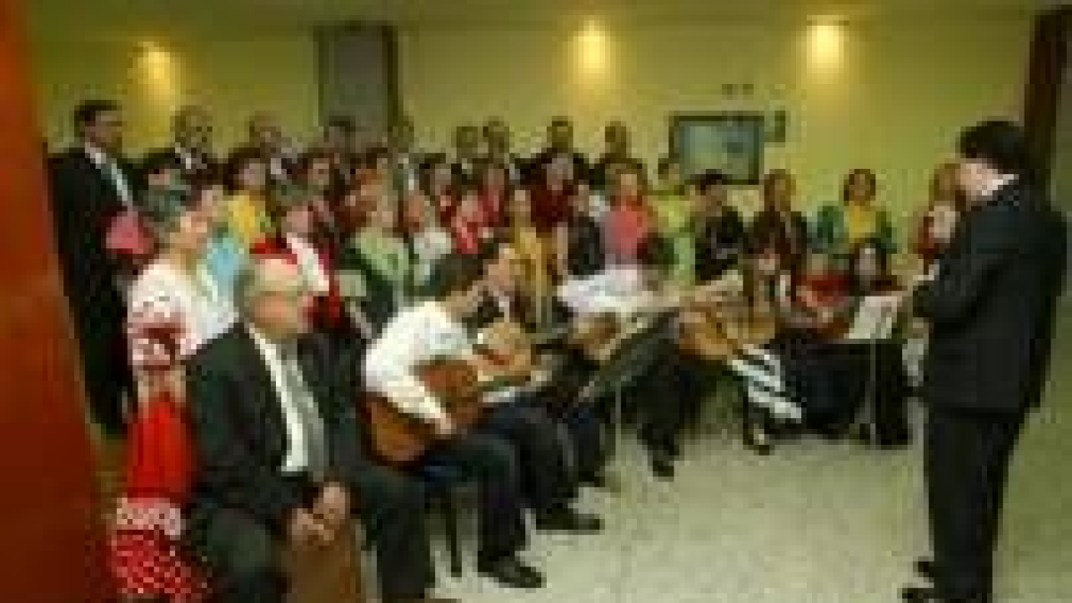 El Coro Rociero Virgen de la Estrella presentó ayer en el Hotel Ponferrada Plaza su primer disco