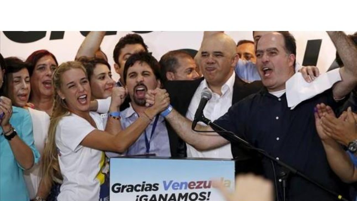 Lilian Tintori (izq), esposa del dirigente encarcelado Leopoldo López, celebra con otros representantes de la MUD la victoria electoral, en Caracas.