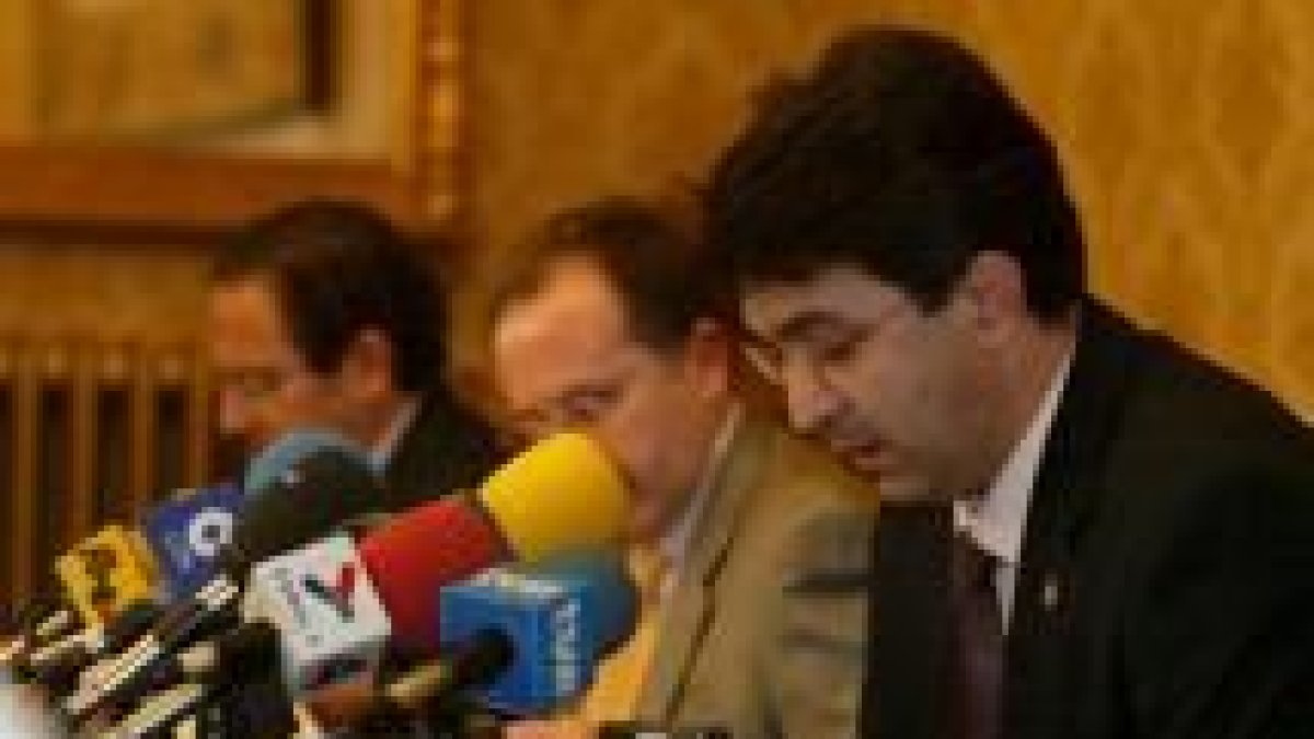 En primer término Juan Martínez Majo, detrás Luis Alberto Solís y Luis Aznar