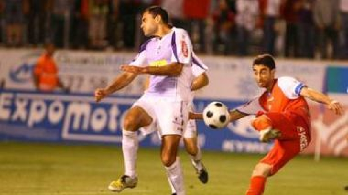 Rubén Vega intenta un remate ante la oposición de Espín.