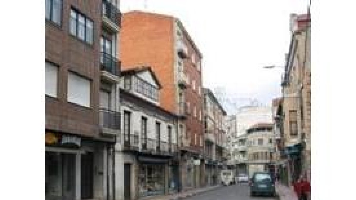 Aspecto de la calle dedicada al ingeniero que construyó el famoso puente de Requejo