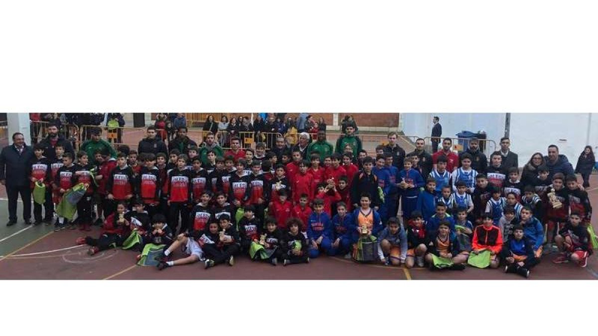 Samuel de la Fuente, a la izquierda, mejor jugador de un Torneo de Minibasket del Colegio Leonés que cumplió su 41ª edición. MARCIANO PÉREZ