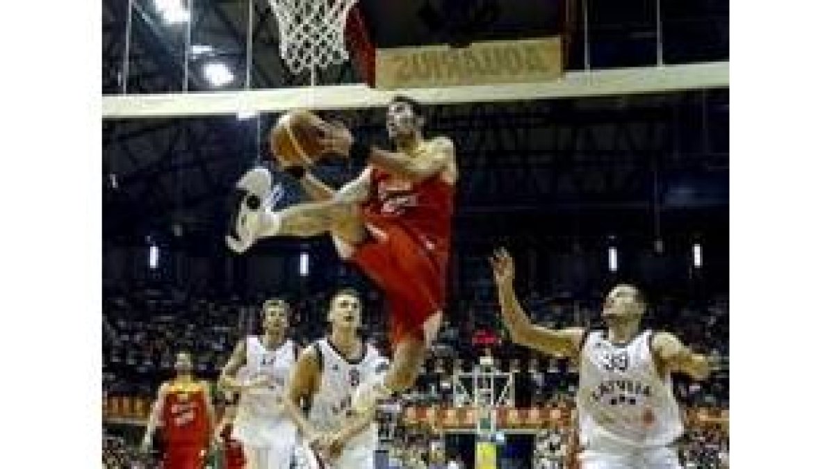 Rudy Fernández entra a canasta ante la mirada de los rivales letones