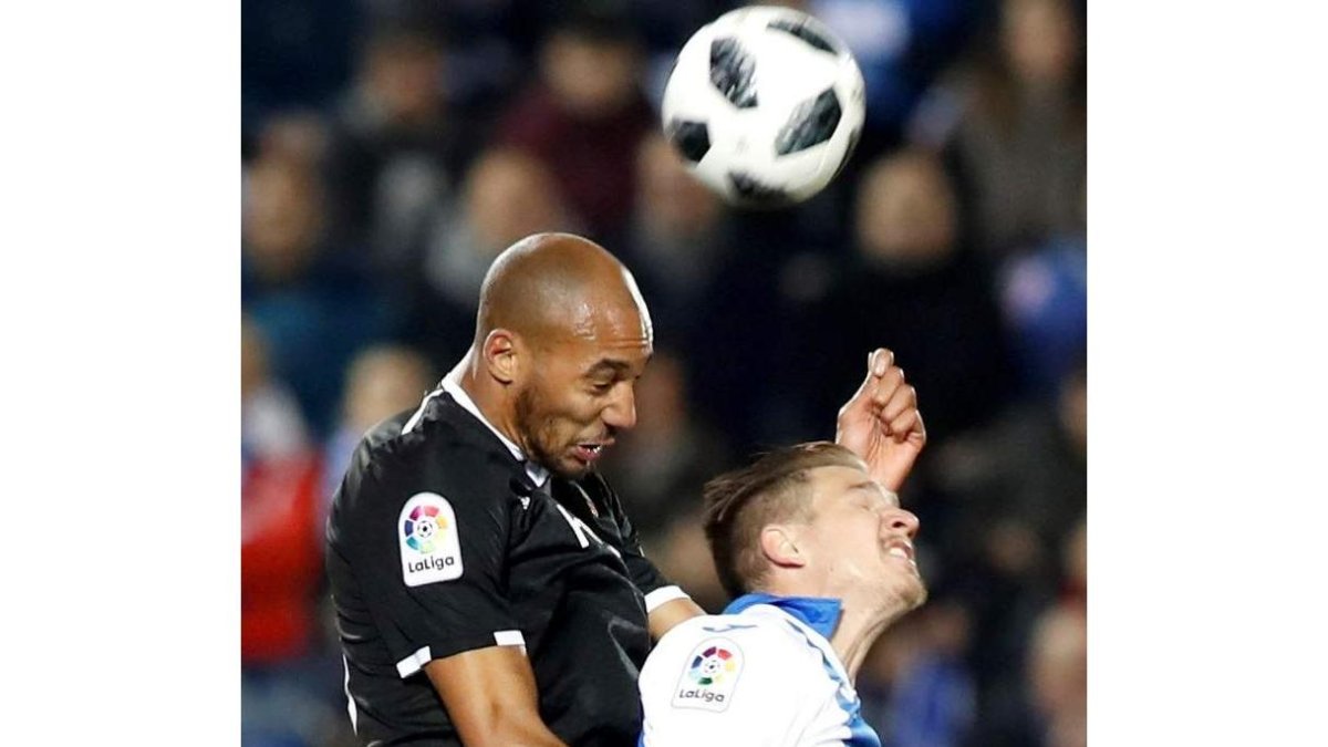 Raúl García disputa el balón ante el sevillista N’Zonzi. LIZÓN