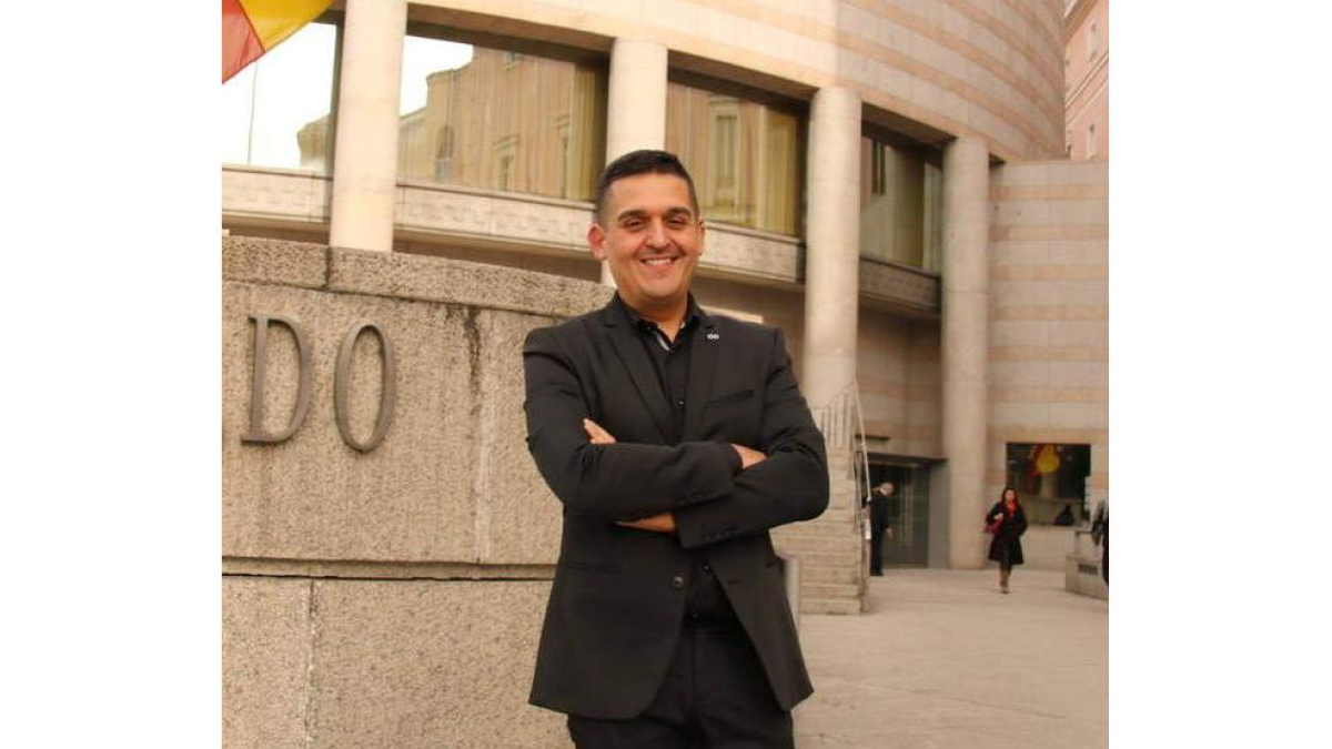 Carles Mulet, fotografiado a las puertas del Senado. DL
