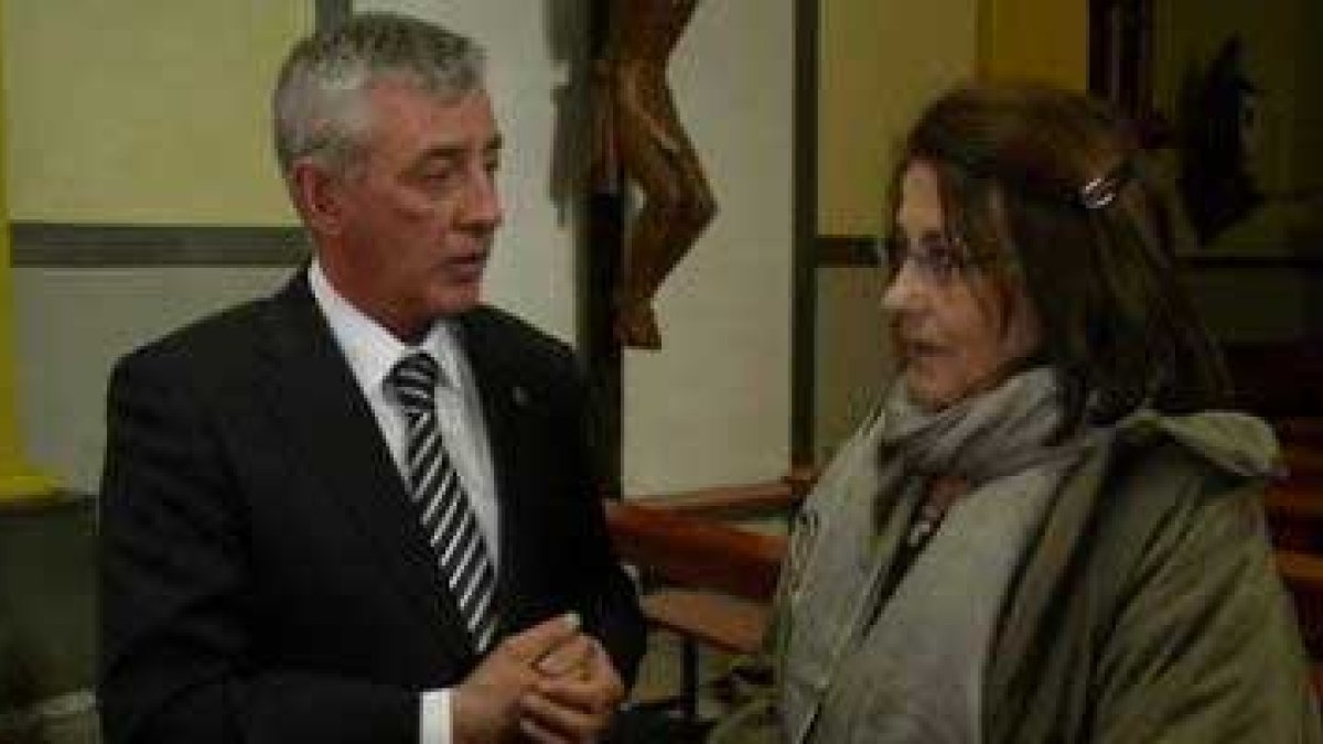 Enrique Conty e Isabel Sáez de Buruaga, que le entregó las tallas